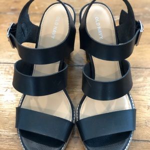 Old Navy chunky heel strappy sandals - size 10